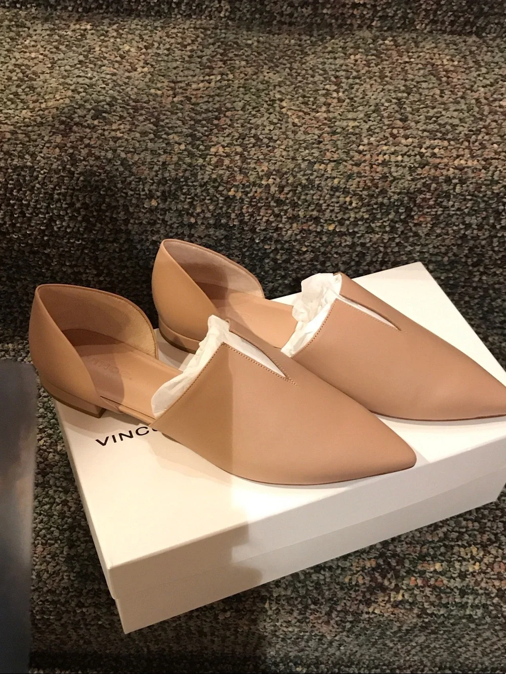 Vince Darlington nude flats size 8M new in box